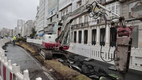 Una excavadora trabajando ayer en S�nchez Bregua