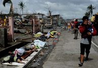 Los ciudadanos se tapan la boca para evitar el contagio por la acumulaci�n de cad�veres en las calles.