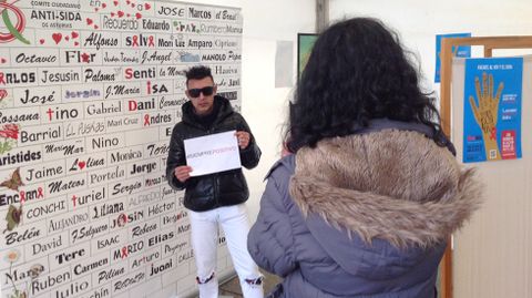 Un joven posa en el �photocall� del Comit� Ciudadano Antisida instalado en el paseo de Bego�a