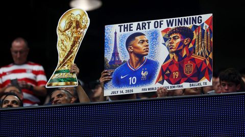 Una pancarta de Kylian Mbapp� junto a Lamine Yamal, y a su lado, el trofeo de la Copa del Mundo.