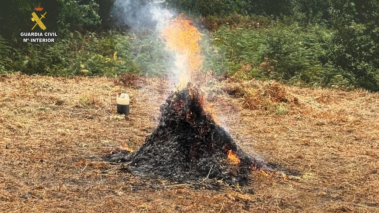 La Guardia Civil propone sancionar a un vecino de Cee que realizaba una quema agrícola cerca de casas y de masa forestal