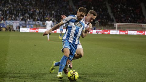 Altimira, conduciendo el bal�n ante la presi�n de un jugador de la Cultural Leonesa.