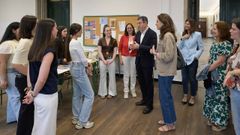 El conselleiro de Educaci�n, en el centro de la imagen, felicit� al equipo ganador.