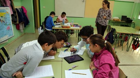 Una clase tipo. Trabajo en grupo muy concentrado y colaborativo y el profesor como apoyo; es la estampa habitual. Agora teo mis tempo para os alumnos con mis necesidade, dice Javier Garca.