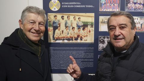 Manel Amado, ex del Xalled�n, y Roberto Amado junto al panel explicativo en la exposici�n.