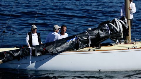 Juan Carlos I a bordo del Bribn saliendo de Sanxenxo en la ra de Pontevedra