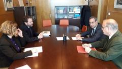El consejero de Infraestructuras, Ordenaci�n del Territorio y Medio Ambiente, Fernando Lastra, en la reuni�n con  los responsables de Adif.