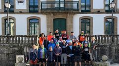 Los participantes en la caminata a su llegada a la casa consistorial rianxeira