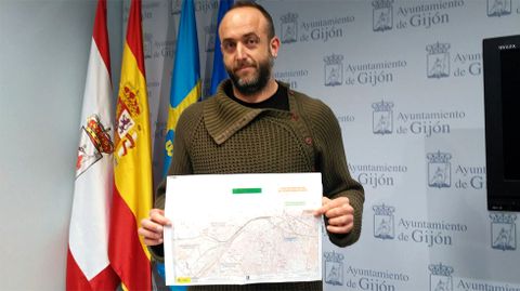 David Alonso, de XsP, con un mapa del ltimo proyecto del Plan de Vas