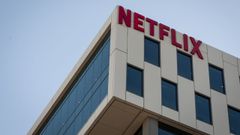 Logotipo de Netflix en un edificio de la compa��a en Los �ngeles (EE.UU.)