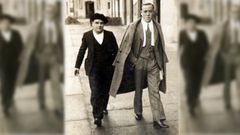 Manuel Rodr�guez, � dereita, xunto a un irm�n cami�ando pola r�a