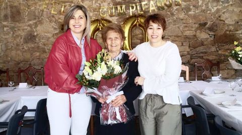 Elena, con un ramo de flores, acompa�ada por la regidora de Vimianzo y la edila Mary Pose