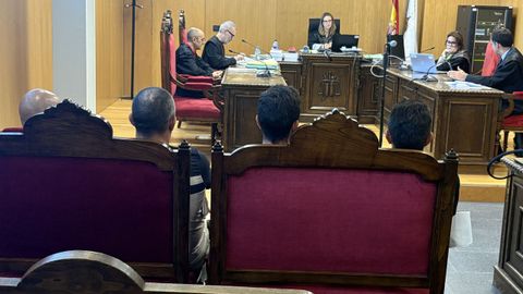 Los cuatro acusados, durante la audiencia preliminar celebrada en Ourense