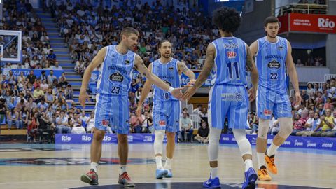 Los jugadores del R&iacute;o Breog&aacute;n felicit&aacute;ndose tras una jugada en el partido en casa ante el Joventut