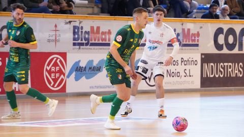 El xovense Pancho avanza con el bal�n ante la presi�n de un futbolista del filial noiense.