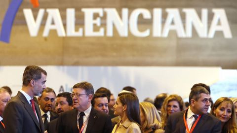 Felipe VI y Letizia hablan con el presidente valenciano, Ximo Puig
