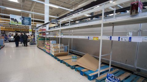 La leche, agotada hasta el lunes en el hipermercado de As Saamasas