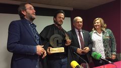 Eduardo Iglesias muestra la medalla conseguida en el Dakar 2020 tras su nombramiento, acompa�ado por Chech� Real, Jos� Tom� y Paloma V�zquez