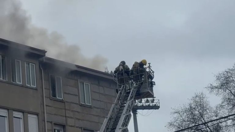 Los bomberos de Ourense tratando de extinguir el incendio de la cuarta planta de un edificio en el barrio de O Couto