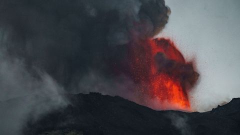Explosin volcnica del Monte Etna, en Italia.