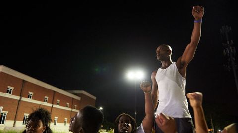 Los disturbios, que se expandieron a otras ciudades estadounidenses, propiciaron un debate sobre la violencia empleada por la Polic�a contra j�venes negros.