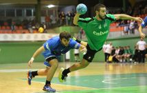 El p�vot carball�s Cuco, logrando uno de sus goles ante el Carballal en el choque de ayer. 