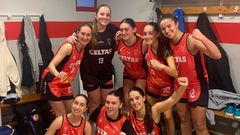 Las jugadoras del Celtas Galicia Playa posan en el vestuario de Marzn tras su primera victoria de la temporada en la Primera Autonmica