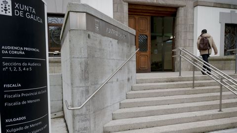 Imagen de archivo de la entrada de la Audiencia Provincial de A Coru�a