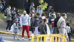 Alumnos y padres saliendo del colegio Isaac Peral de Ferrol el pasado noviembre