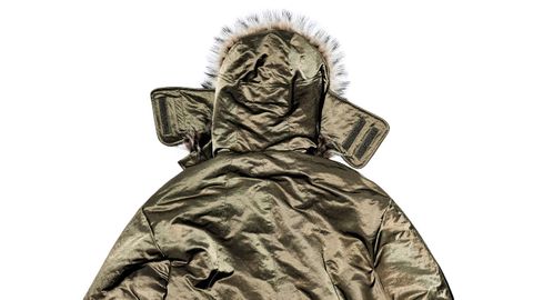 Samuel Ross x Zara 50 Aniversario. Parka Paradigm. Abrigo técnico para frío extremo, en tonos oliva con detalles en amarillo ácido. Oversize, con capucha de piel sintética y cordones ajustables. Diseñado para uso urbano o rural, funcional y poético