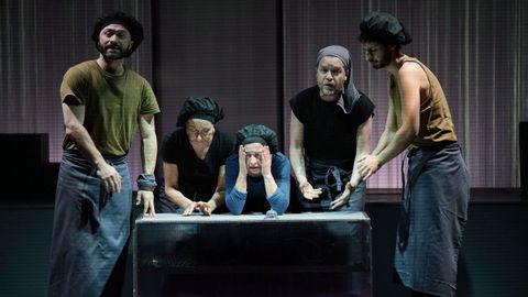 Escena da montaxe de Sarabela Teatro �O drag�n de ouro�