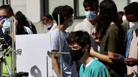Alumnos del IES de Sar de Santiago contemplan el eclipe