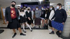 Alumnos del IES Johan Carballeira (Bueu) acudieron al centro con falda tras una pol�mica en Bilbao por un joven que llevaba esta prenda a clase. Este centro gallego tiene 10 contratos programa, entre ellos el de Iguala-T sobre la educaci�n en igualdad