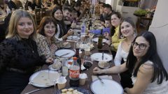 La cenas baile organizadas por comisiones de fiestas que acoge el restaurante O Val do Naseiro, cuyo hotel lleva m�s de tres a�os y medio cerrado, acostumbran a ser multitudinarias (en imagen, la m�s reciente de la comisi�n del San Pedro)