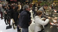 Imagen de archivo de colas para coger entradas en los cines de Los Rosales.