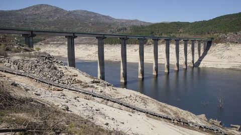 Vista do encoro de Lindoso, en Ourense.