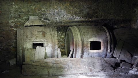 Cubas en una antigua bodega que perteneci al convento benedictino de Monforte