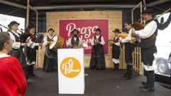 A Banda de Gaitas de Carballo, nunha actuaci�n na Praza dos Libros 