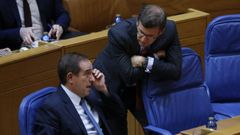 Feijoo y el conselleiro de Facenda, Valeriano Martnez, en el Parlamento en una foto de archivo