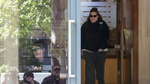 Una de las hijas del expresidente Zapatero a su salida de la sede de su empresa tras el registro efectuado por la UCO el pasado 19 de mayo