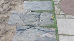 Las losas destrozadas se encuentran en el tramo entre la playa de Os Bloques y Cabanela