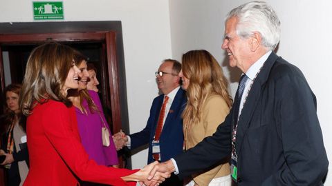 Letizia saludando a los miembros de la Uni�n Internacional contra el C�ncer en M�xico
