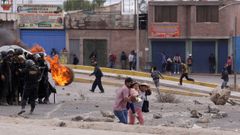 Un grupo de polic�as tratan de disolver los disturbios en las proximidades del aeropuerto de Arequipa