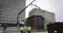 Los t�cnicos instalan las casetas de salvamento una vez explanada la playa de Riazor. 