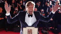 El director sueco Ruben stlund celebra su segunda Palma de Oro conseguida ayer en el Festival de Cannes