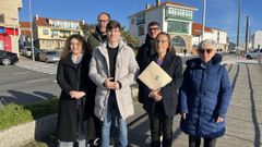 El exalcalde de Ribeira y portavoz del BNG, Lu�s P�rez Barral (en el centro), junto a miembros del partido nacionalista (de izquierda a derecha): Ant�a Alberte, Rafael Pazos, Xabier Vidal, Rosana P�rez y Cruz Rivadulla

