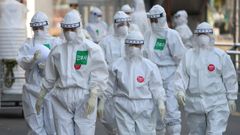 M�dicos con equipos de protecci�n en Corea del Sur