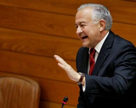 El presidente de la Xunta, Alberto N��ez Feijoo, durante el debate con el portavoz del PSdeG, Jos� Luis M�ndez Romeu.