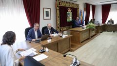 El presidente del Principado de Asturias, Adri�n Barb�n, presidi� este viernes en Arriondas la reuni�n semanal del Consejo de Gobierno