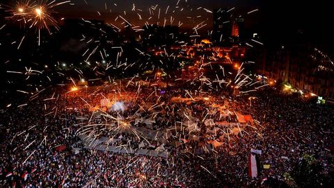 El pueblo celebra en las calles el ultimtum del Ejrcito